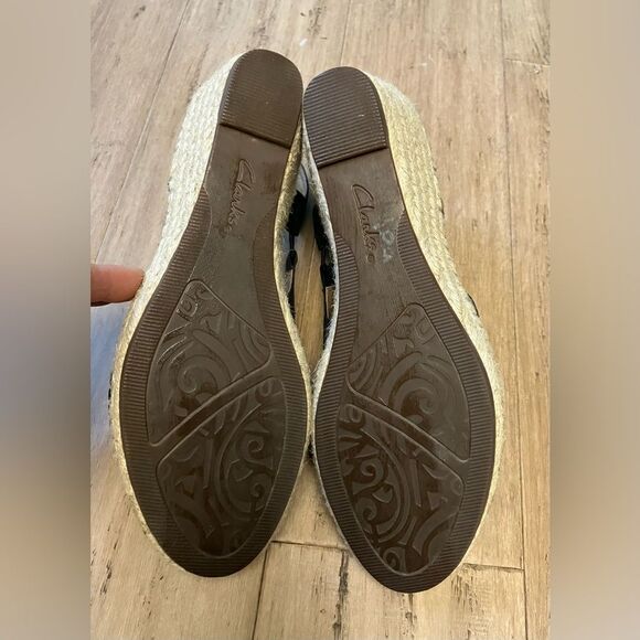 Clarks Unstructured women’s black leather wedge sling back heel. Size 8.5 - Picture 7 of 8